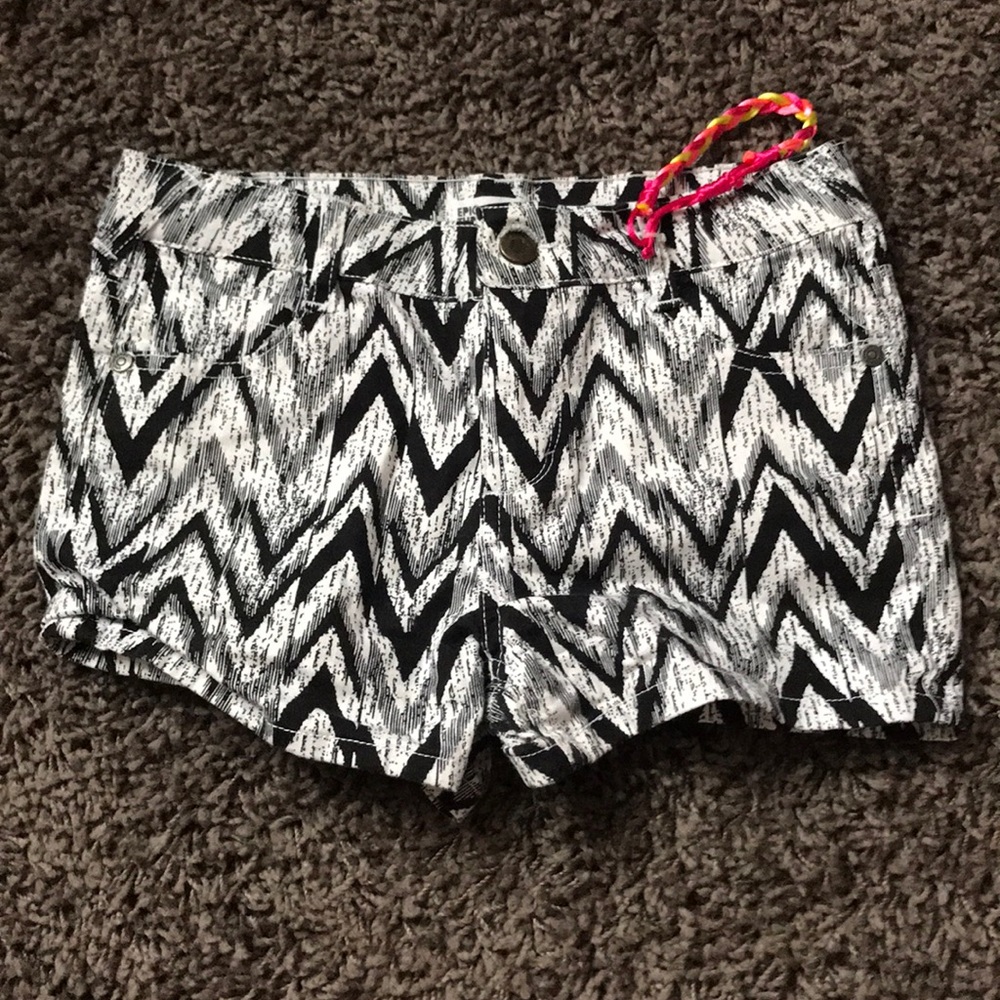 kid’s size 12 black and white chevron shorts!